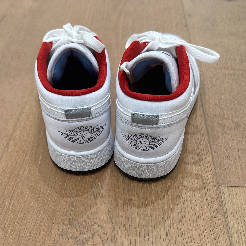 Excellent Condition Jordan 1s - Picture 3 of 5